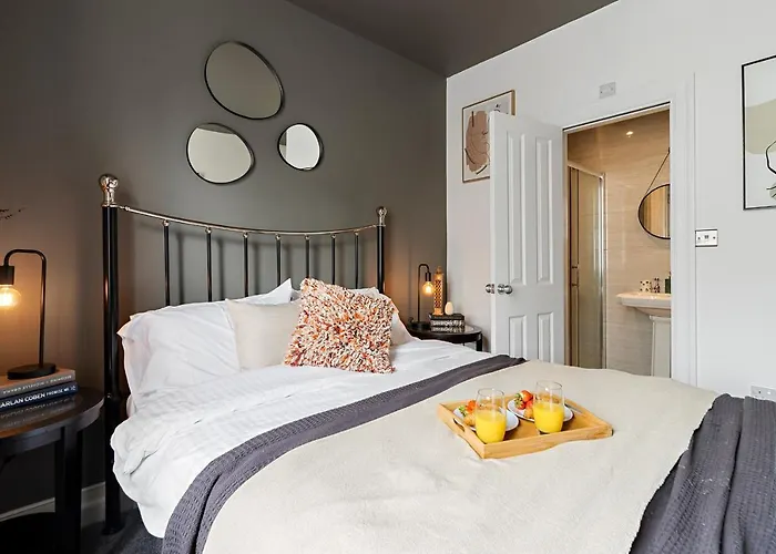 Beach Access, Modern & Spacious 2 Bed Apartment By The Sea, Free Parking, Wifi, Netflix