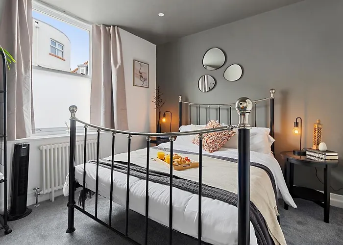 Beach Access, Modern & Spacious 2 Bed Apartment By The Sea, Free Parking, Wifi, Netflix