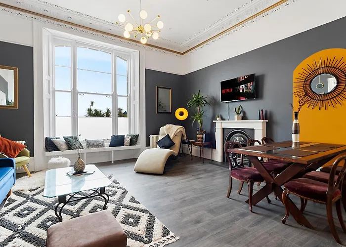 Beach Access, Modern & Spacious 2 Bed Apartment By The Sea, Free Parking, Wifi, Netflix