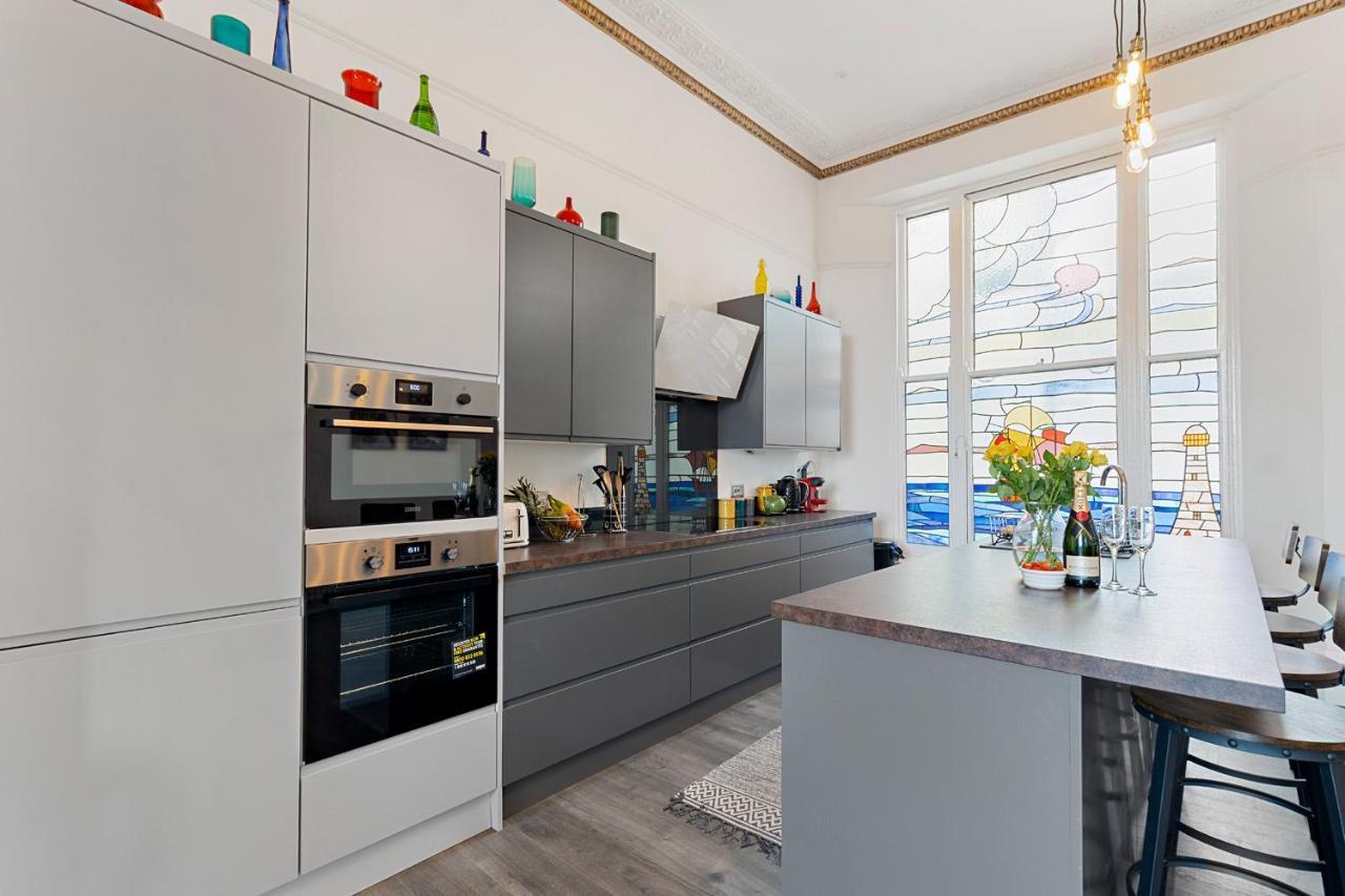 Access, Modern & Spacious 2 Bed By The Sea, Free Parking, Wifi, Netflix