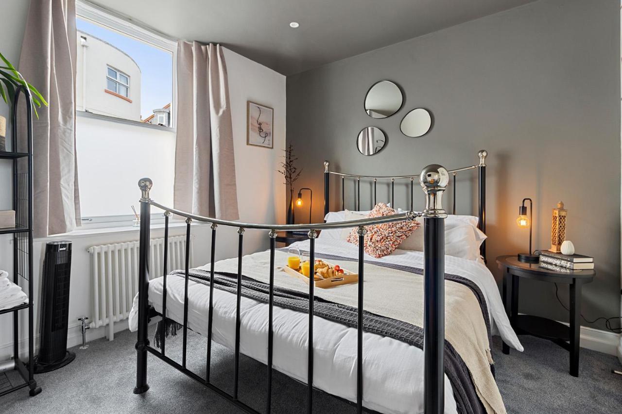 Access, Modern & Spacious 2 Bed By The Sea, Free Parking, Wifi, Netflix *