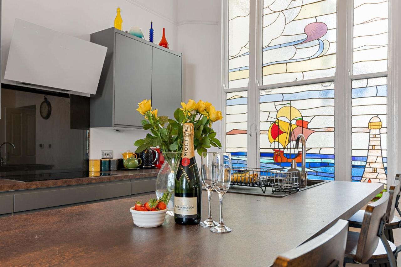 Access, Modern & Spacious 2 Bed By The Sea, Free Parking, Wifi, Netflix