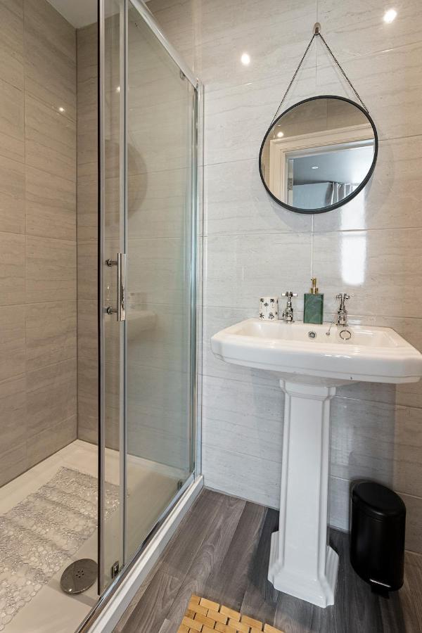 Access, Modern & Spacious 2 Bed By The Sea, Free Parking, Wifi, Netflix *
