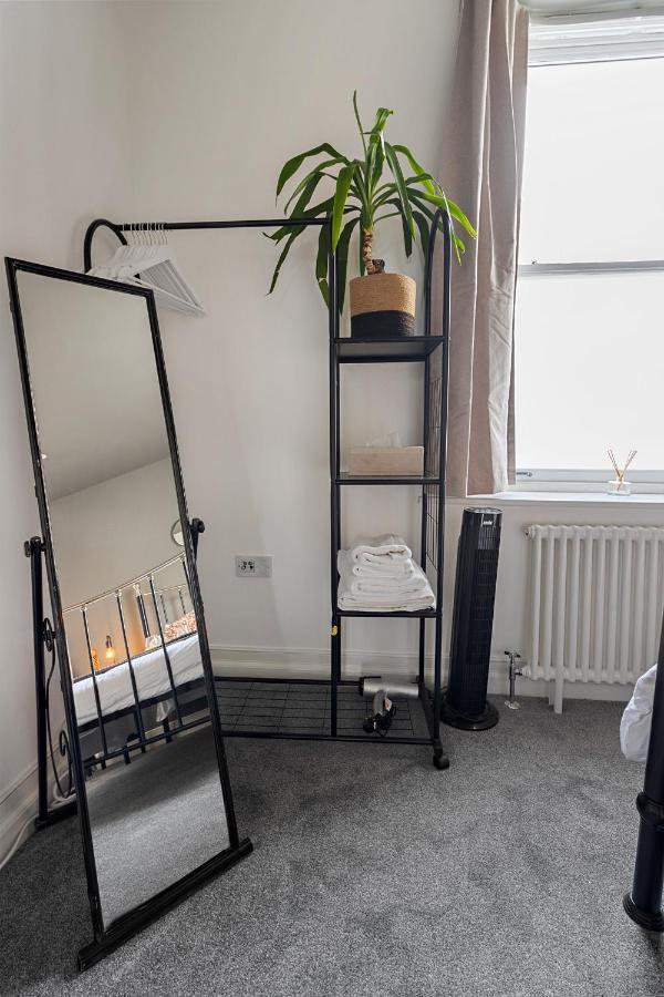 Access, Modern & Spacious 2 Bed By The Sea, Free Parking, Wifi, Netflix Apartment *