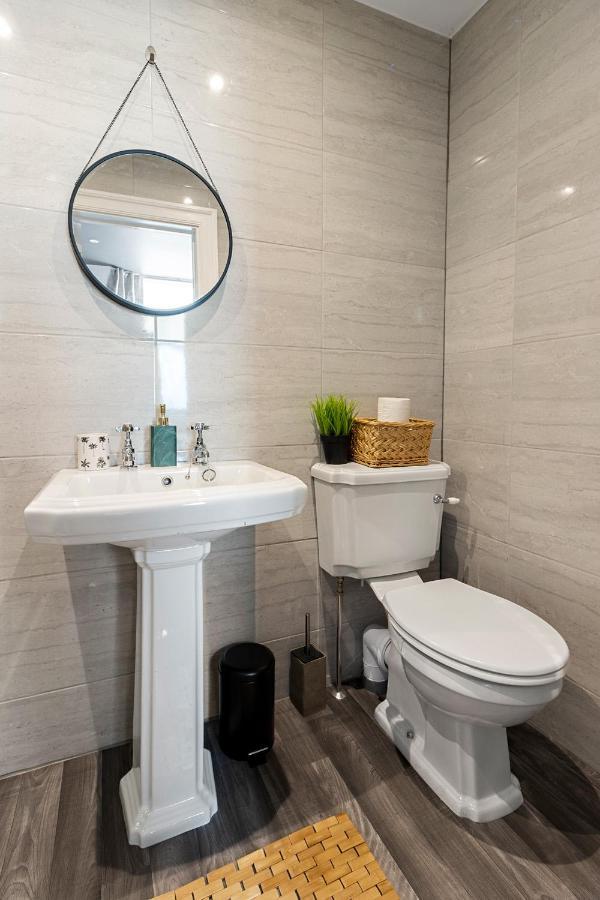 Apartment Access, Modern & Spacious 2 Bed By The Sea, Free Parking, Wifi, Netflix *
